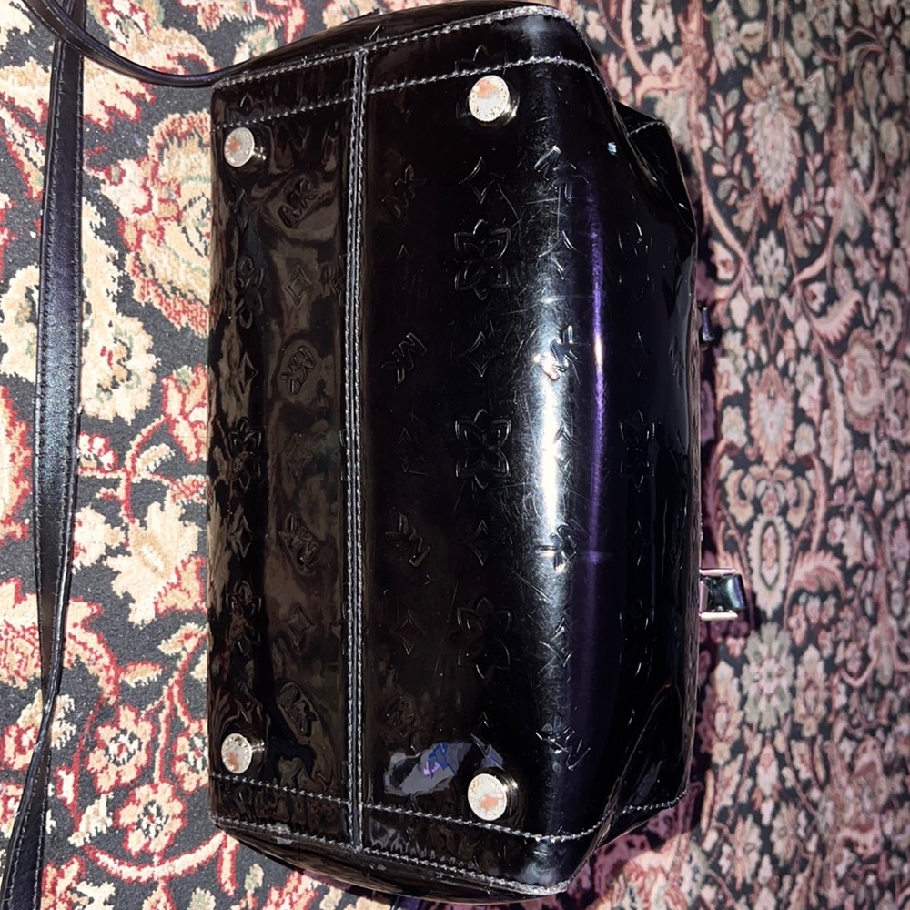 Micheal kors bag, it’s has little sign of use. A pet and smoke free home.